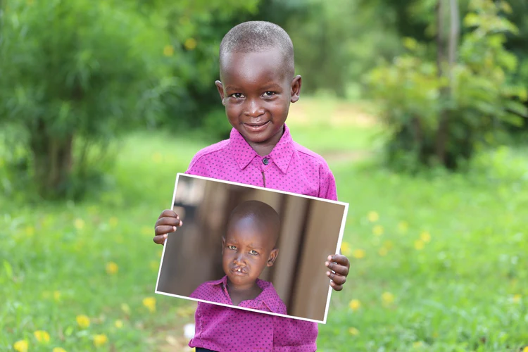 african_kid_holding_his_pic